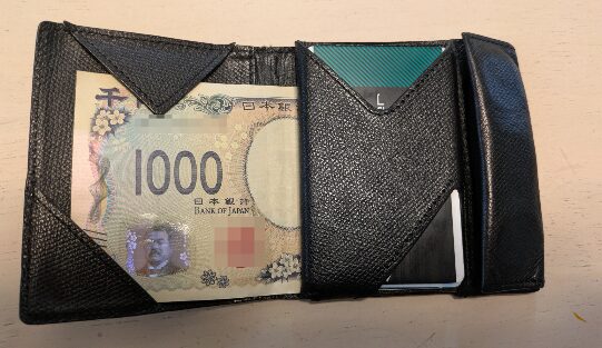 薄い財布を開けたところ